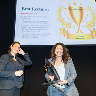 Kedma Hamelberg receiving Best Lecturer recognition